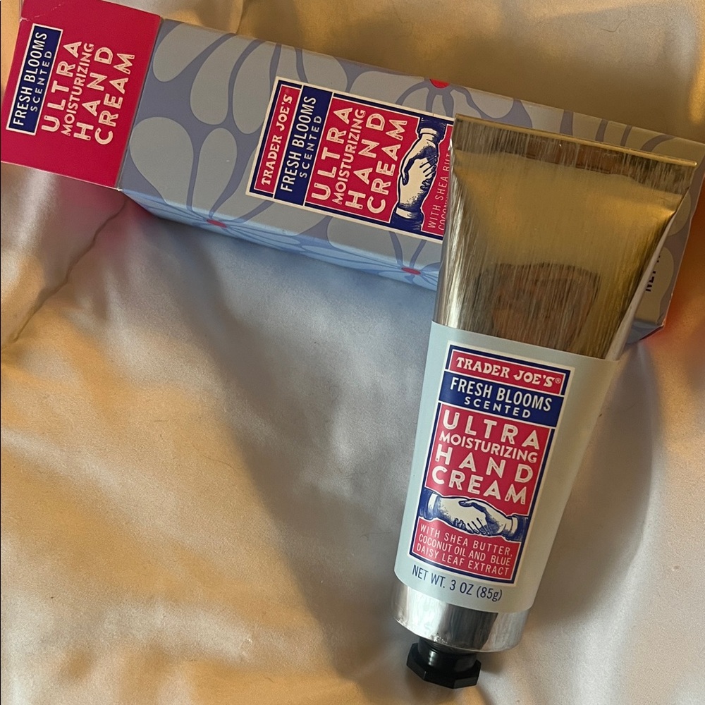 Trader Joe's Fresh Blooms Ultra Moisturizing Hand Cream - Blue - Picture 3 of 3